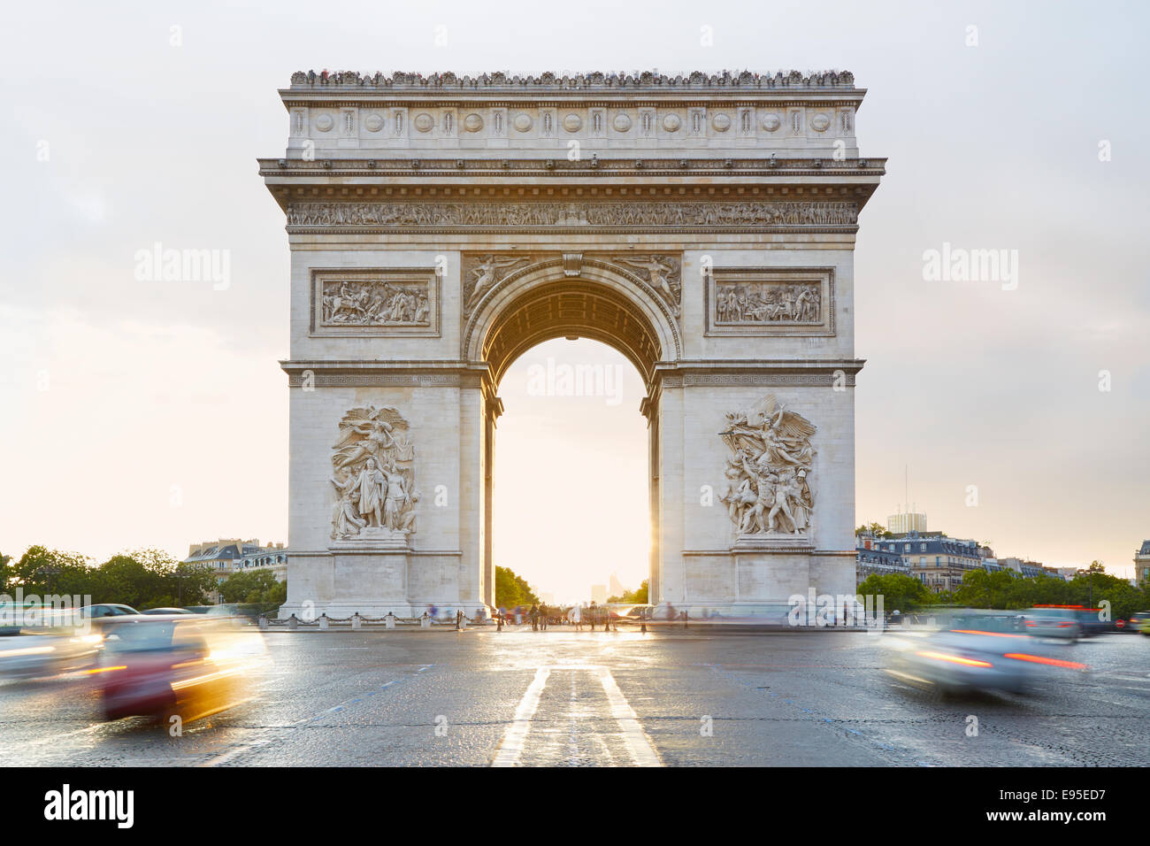 Arc de triomphe a Parigi al mattino, alla luce del sole Foto Stock