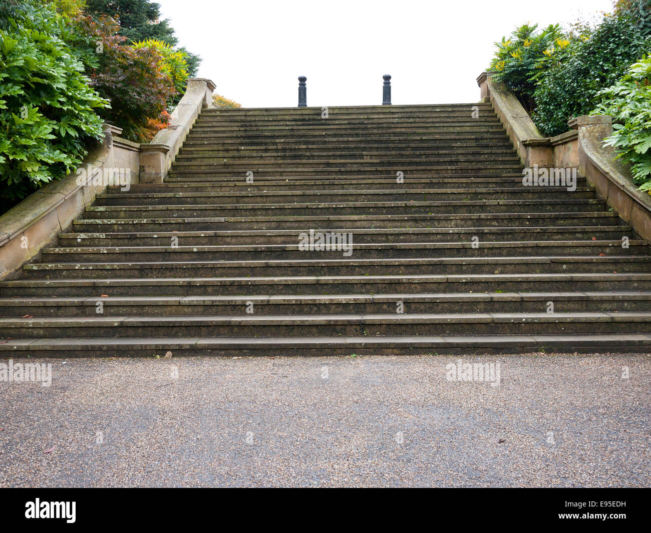 Serie di Victorian ampi gradini di pietra in Alexandra Park, Oldham, Inghilterra, Regno Unito. Foto Stock