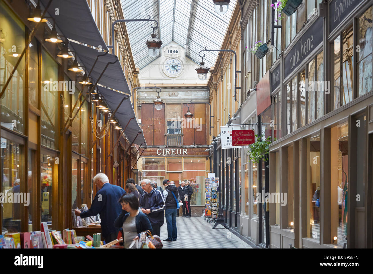 Parigi, passaggio Jouffroy, bookshop. Questi passaggi tipici sono stati costruiti durante la prima metà del XIX secolo. Foto Stock