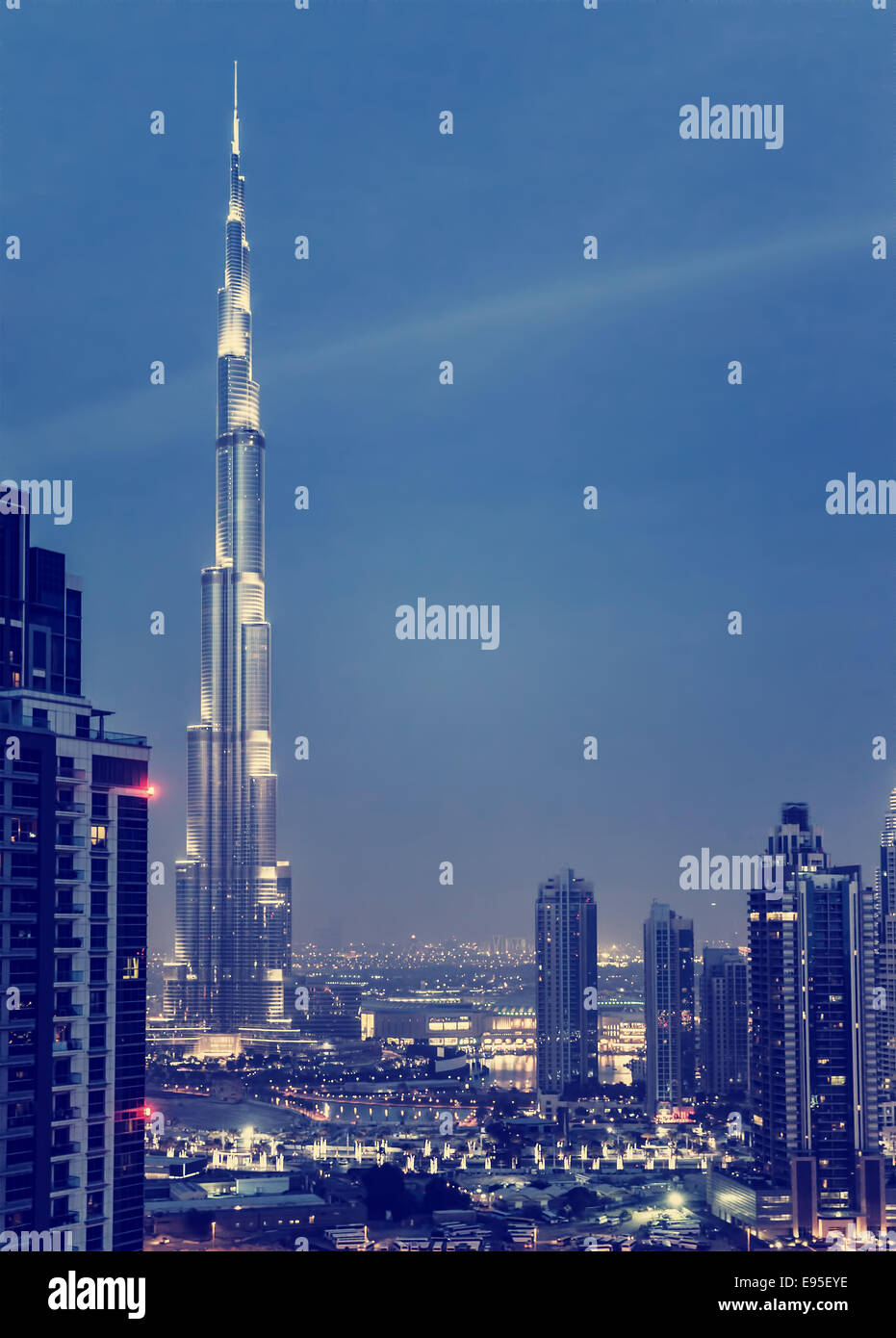 DUBAI, Emirati Arabi Uniti - 28 gennaio: Burj Khalifa, più alte del mondo torre a 828m, che si trova presso il centro cittadino, il Burj Khalifa di notte Foto Stock