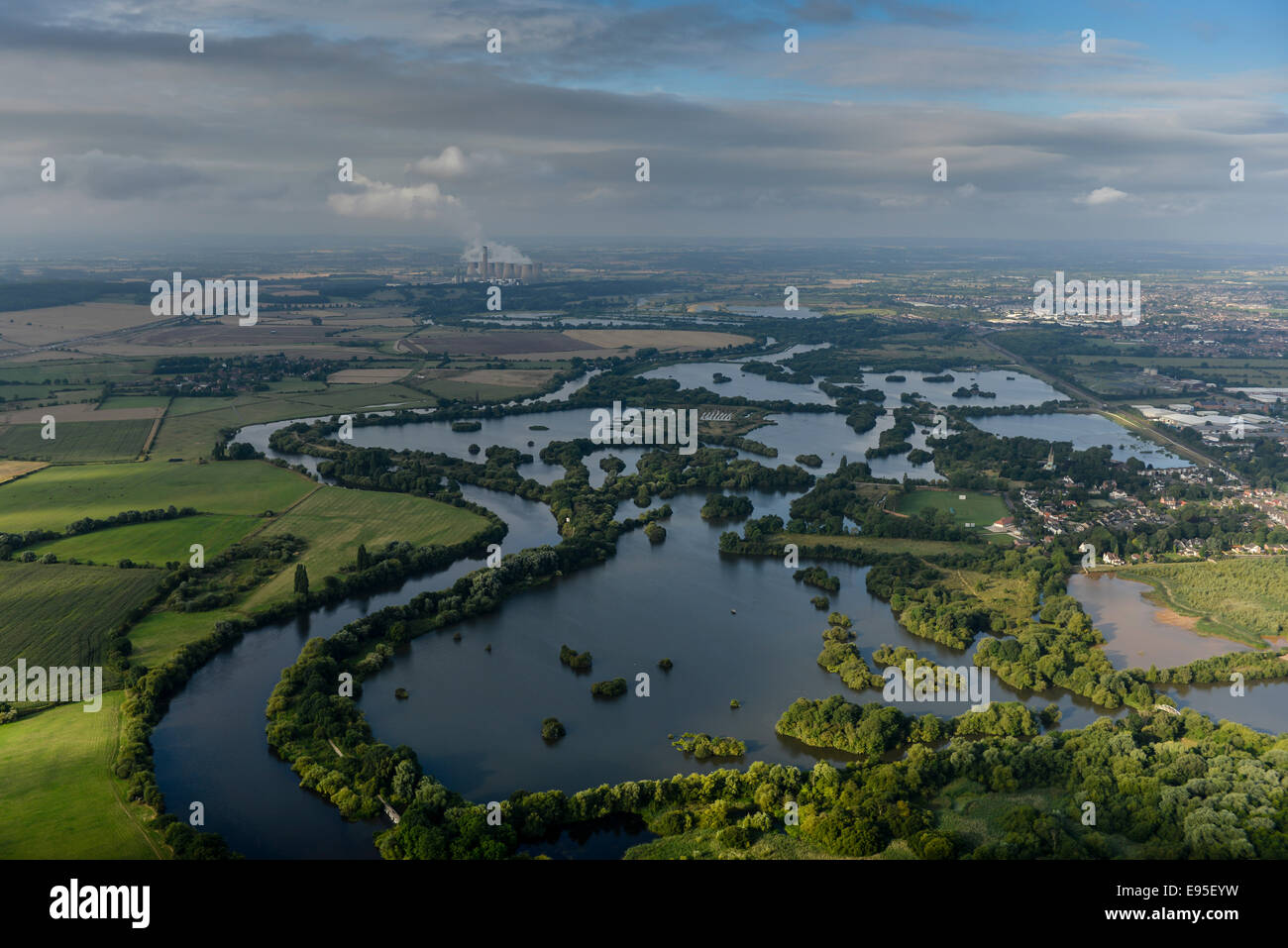Una vista panoramica cercando lungo il fiume Trent nel Nottinghamshire con una drammatica sky Foto Stock