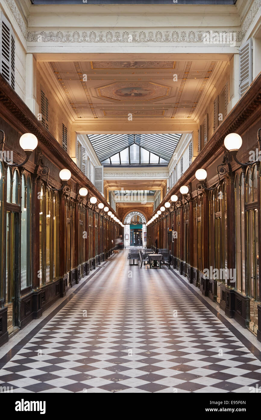 Parigi, Galerie Vero-Dodat. Questi passaggi tipici sono stati costruiti durante la prima metà del XIX secolo. Foto Stock