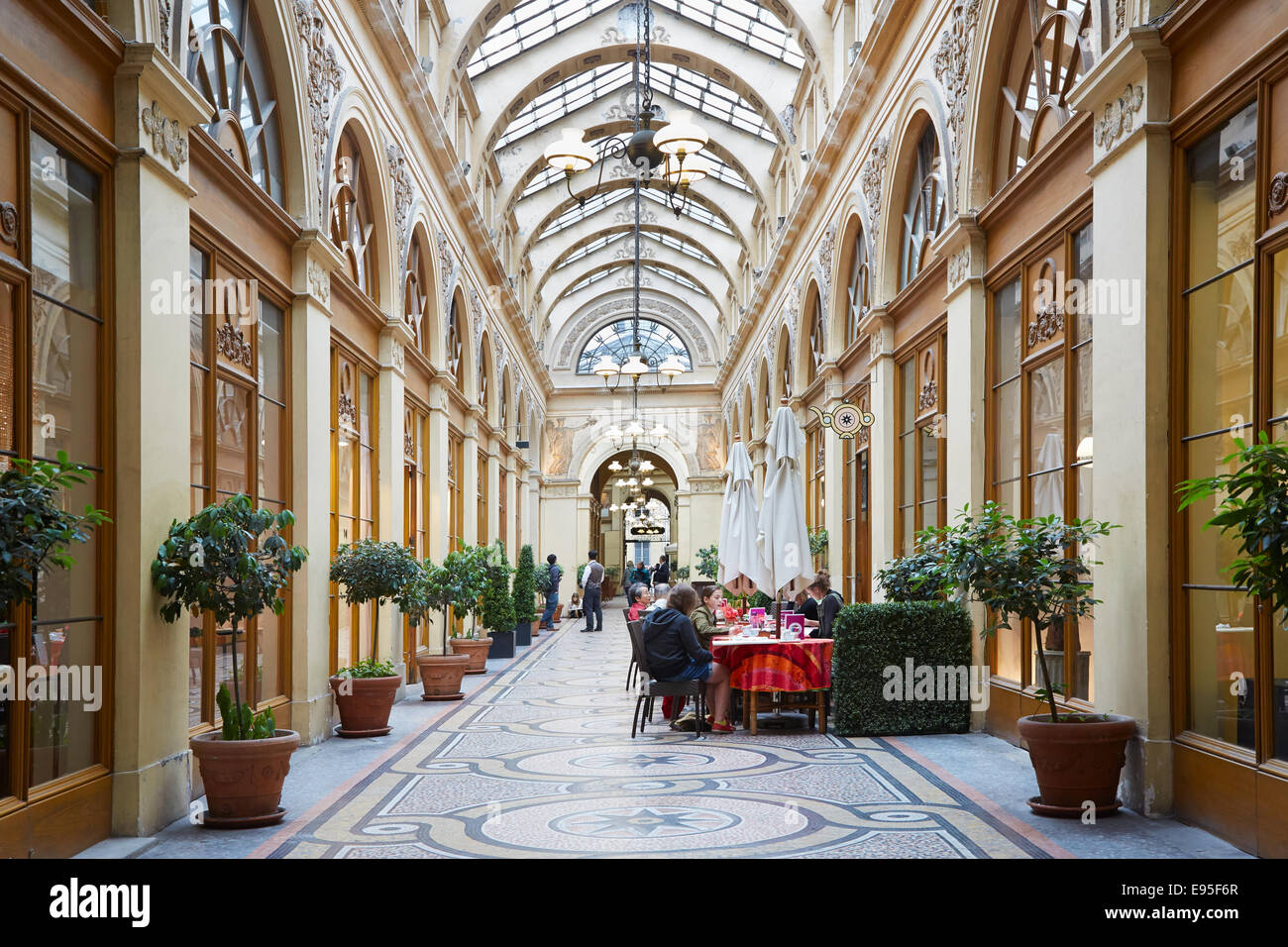 Parigi, Galerie Vivienne. Questi passaggi tipici sono stati costruiti durante la prima metà del XIX secolo. Foto Stock