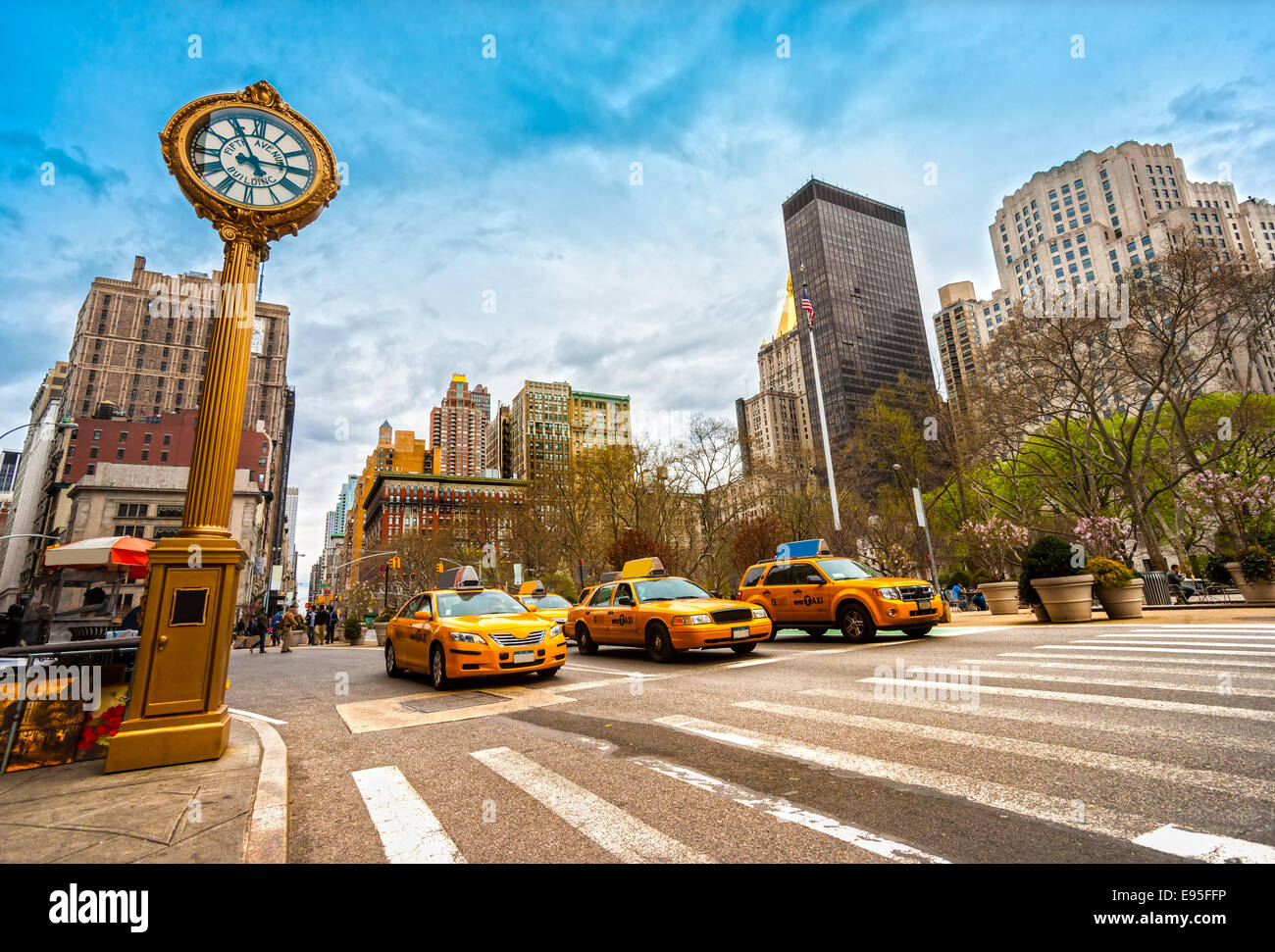 NEW YORK - 21 Luglio: giallo taxi sulla Quinta Avenue il 21 luglio 2012 in New York, Stati Uniti d'America. Quinta Avenue è una strada centrale di Manhattan, il Foto Stock