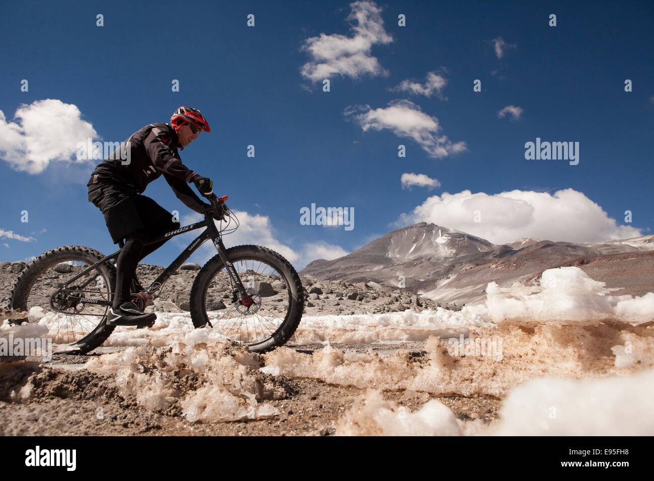 Tedesco sportivo estremo Guido Kunze si arrampica la Ojos del Salado, la più alta del mondo vulcano, sul suo fat-bike in Cile, 16 ottobre 2014. Un portavoce del suo team di supporto ha annunciato il 18 ottobre 2014 che Kunze ha raggiunto il vertice della 6.900 metri di alta Ojos del Salado. In totale, ha guidato per 342 chilometri e risalito 6.300 metri di altitute - una voce nel libro del Guiness dei primati è previsto. Foto: Christian Habel/dpa ( - OBBLIGATORIO CREDITS: 'Foto: Christian Habel/dpa ") Foto Stock