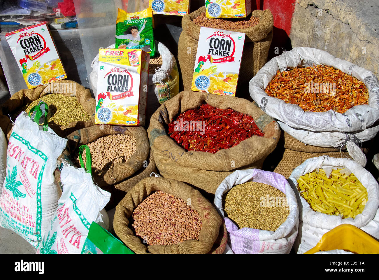 I sacchi di riso e cereali al mercato a kaza in India Foto Stock