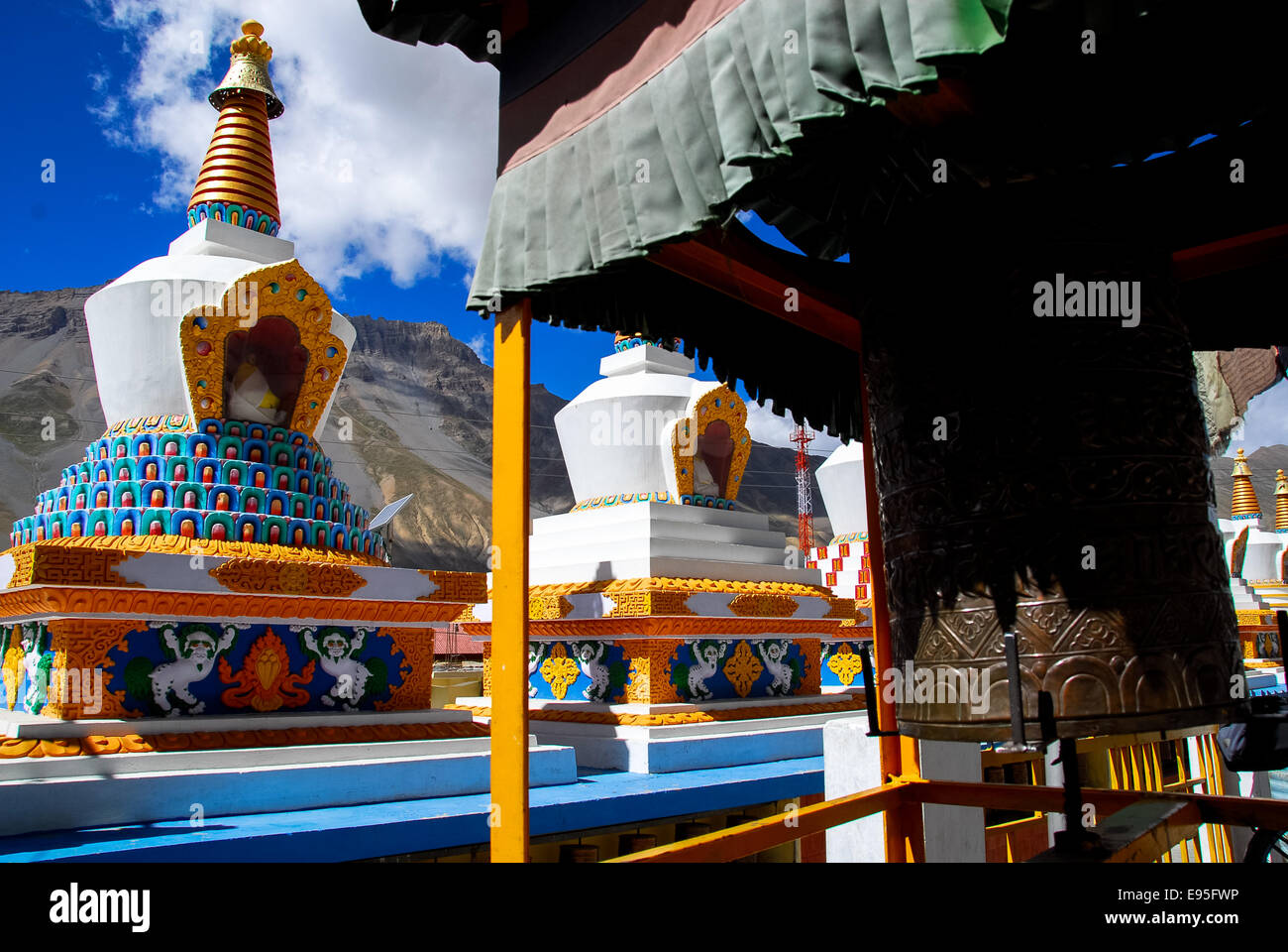 Stupa colorati a kaza in spiti valley india Foto Stock