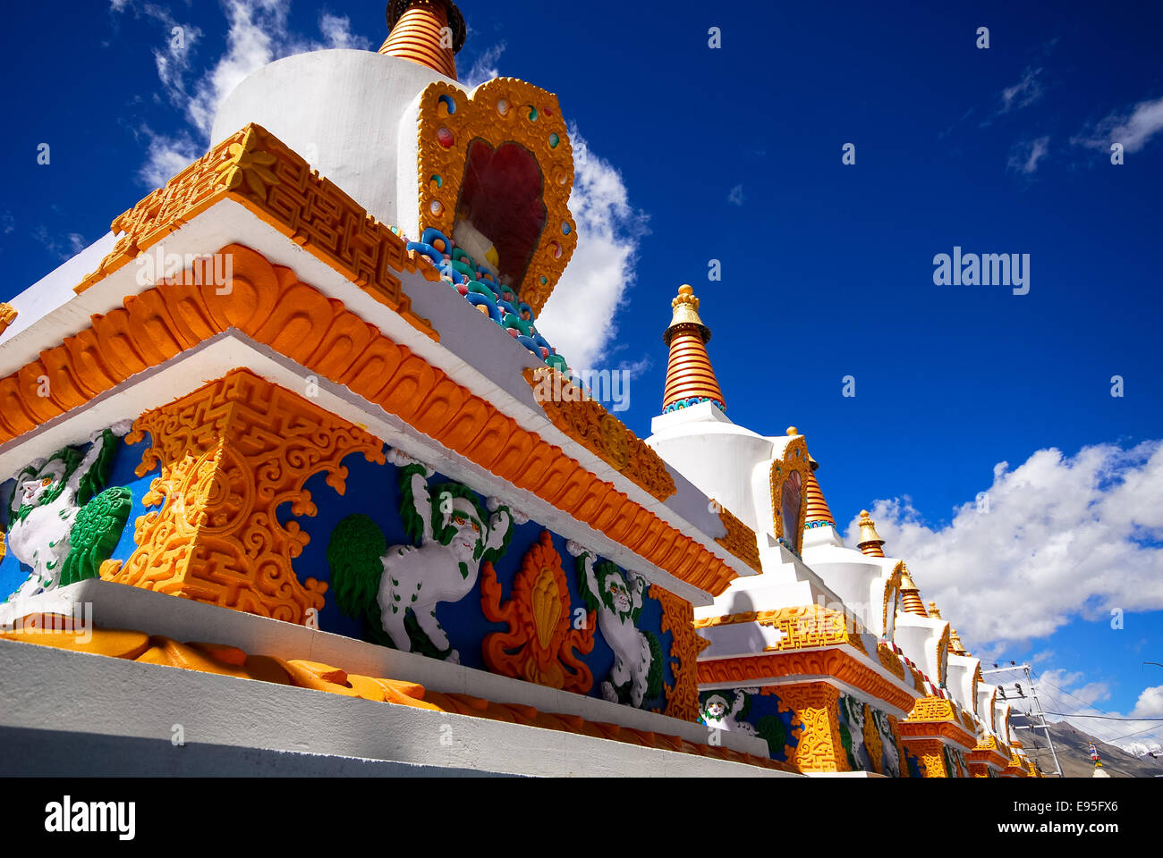 Stupa colorati a kaza in spiti valley india Foto Stock