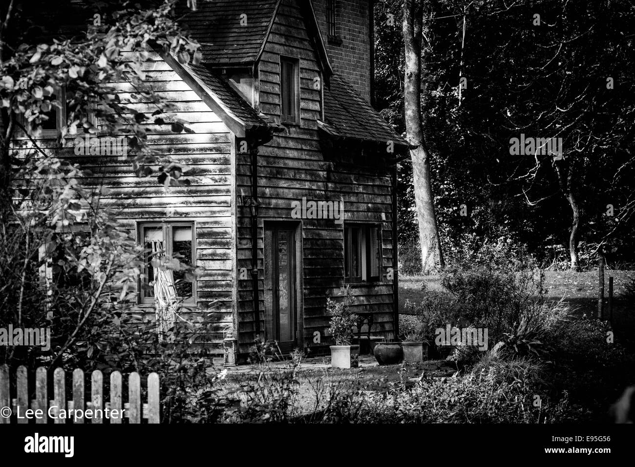 Scary Farm House in bianco e nero incubo Foto Stock