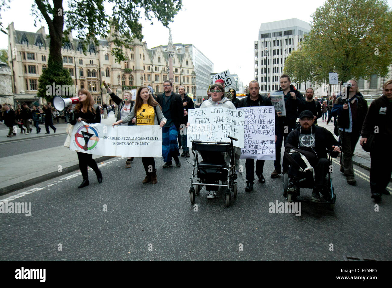 Londra, Regno Unito. 20 ottobre, 2014. Un gruppo di dimostranti al di fuori del reparto per le opere e le pensioni chiamando il ministro del welfare Signore Freud per essere licenziato dopo che egli è stato registrato dicendo persone disabili dont meritano un salario minimo Credito: amer ghazzal/Alamy Live News Foto Stock