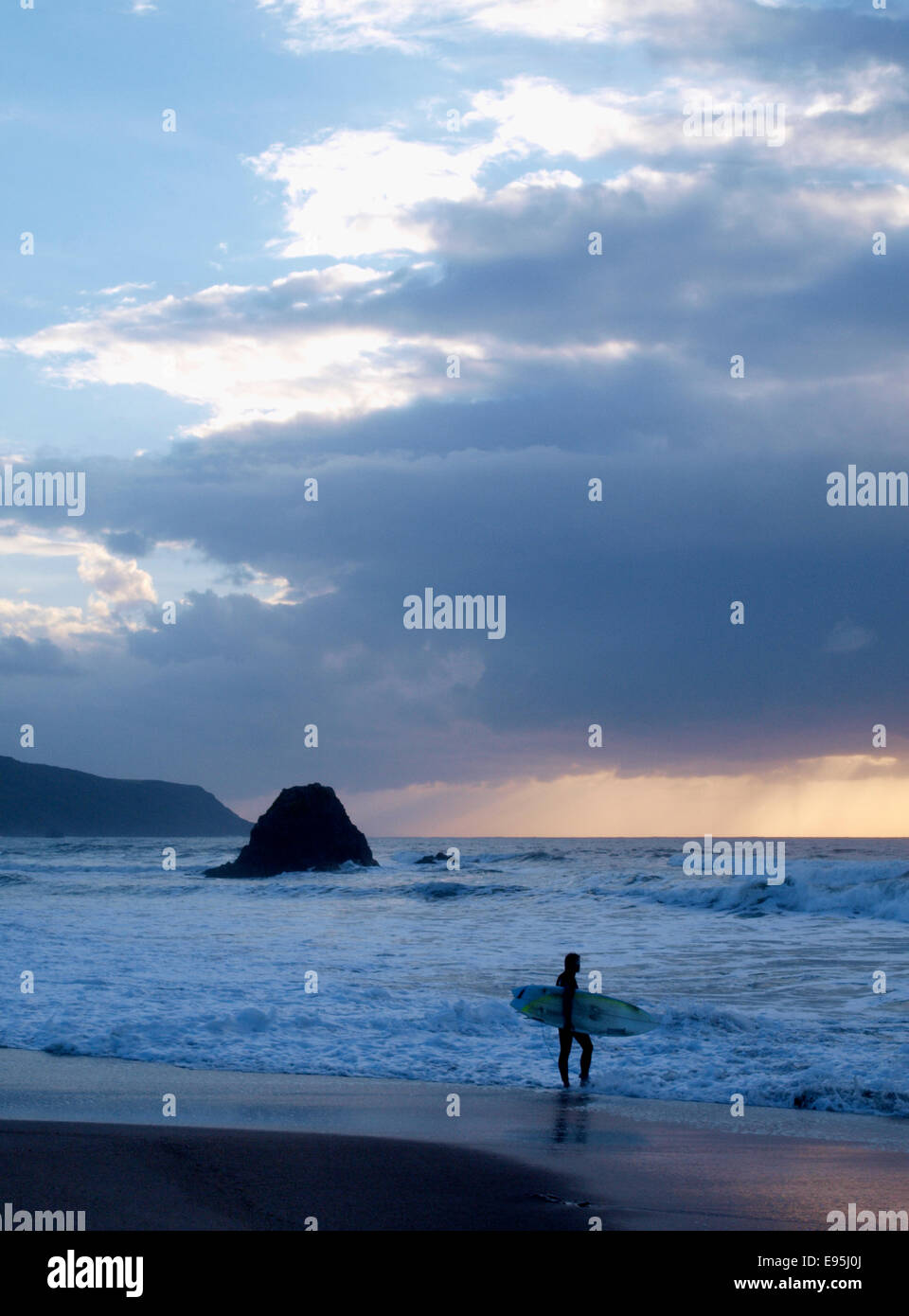 Surfer al tramonto, Widemouth Bay, Bude Cornwall, Regno Unito Foto Stock