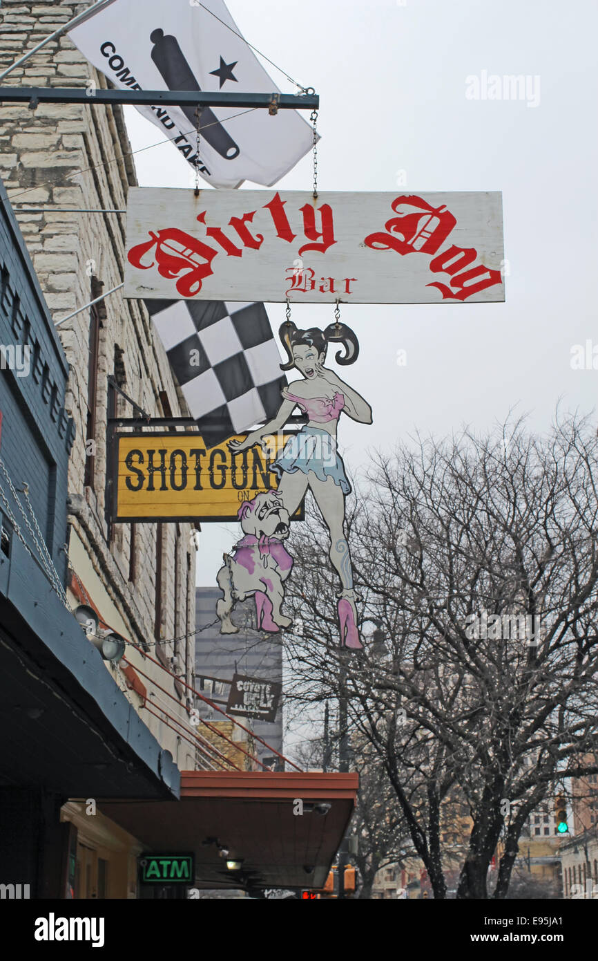 Segno per il cane sporca bar sulla storica 6th Street nel centro di divertimenti di Austin, Texas Foto Stock