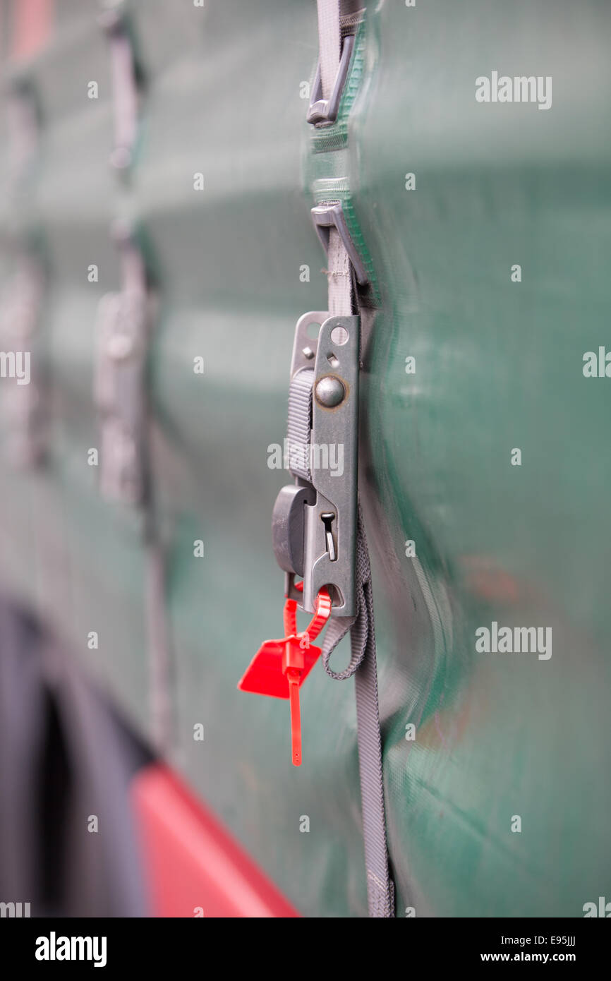 Stock Photo - Le merci pesanti serrature del veicolo e delle misure di sicurezza per scoraggiare gli immigrati nel violare i loro veicoli. Foto Stock