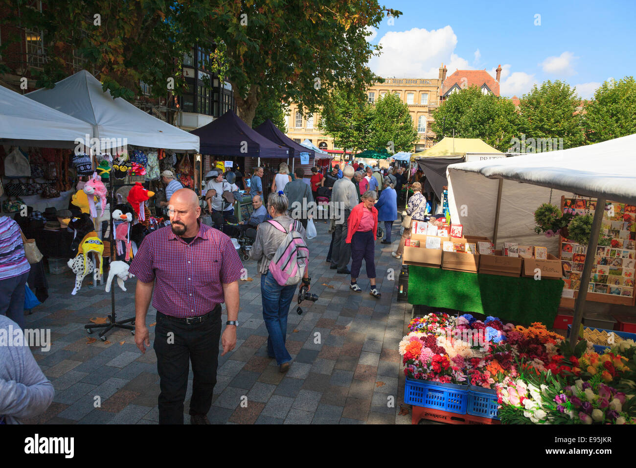 Occupato Salisbury mercato nel centro della città in una giornata di sole Foto Stock