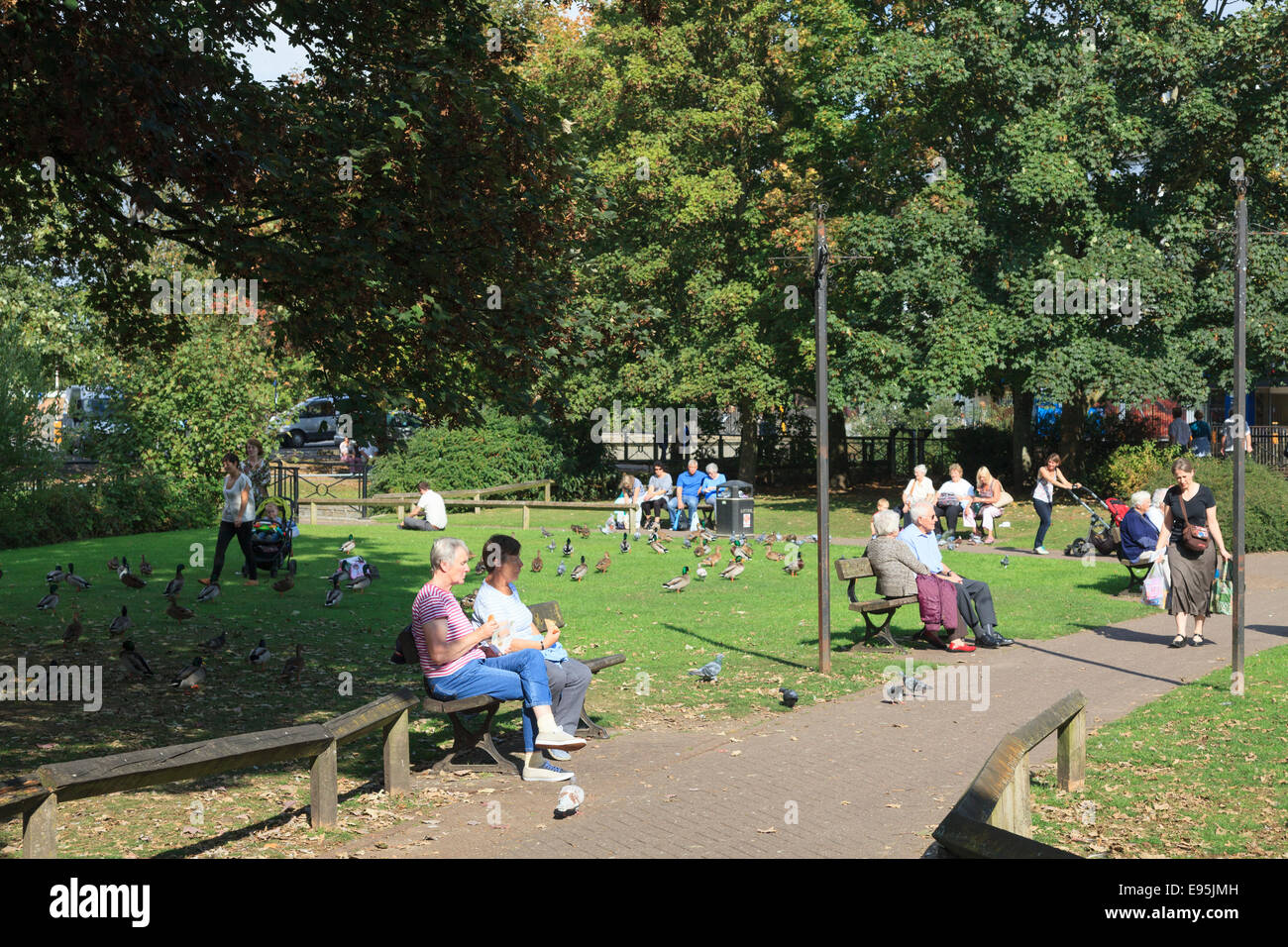 Persone rilassante sotto il sole del Maltings Park in Salisbury Foto Stock