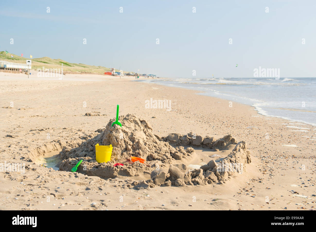 Castello di sabbia presso la spiaggia del mare del Nord Foto Stock