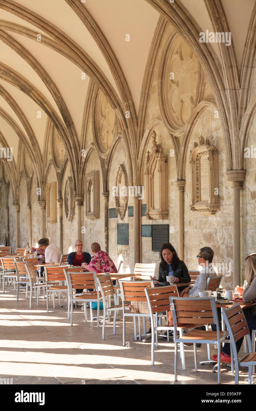 I clienti che utilizzano il cafe nella Cattedrale di Salisbury chiostri Foto Stock