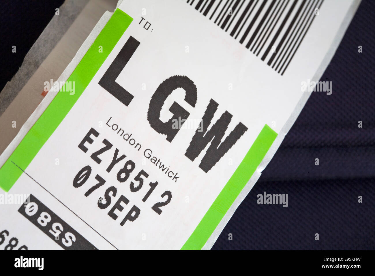 Etichetta per bagagli easyJet incastrata sulla borsa per l'aeroporto LGW di  Gatwick Foto stock - Alamy