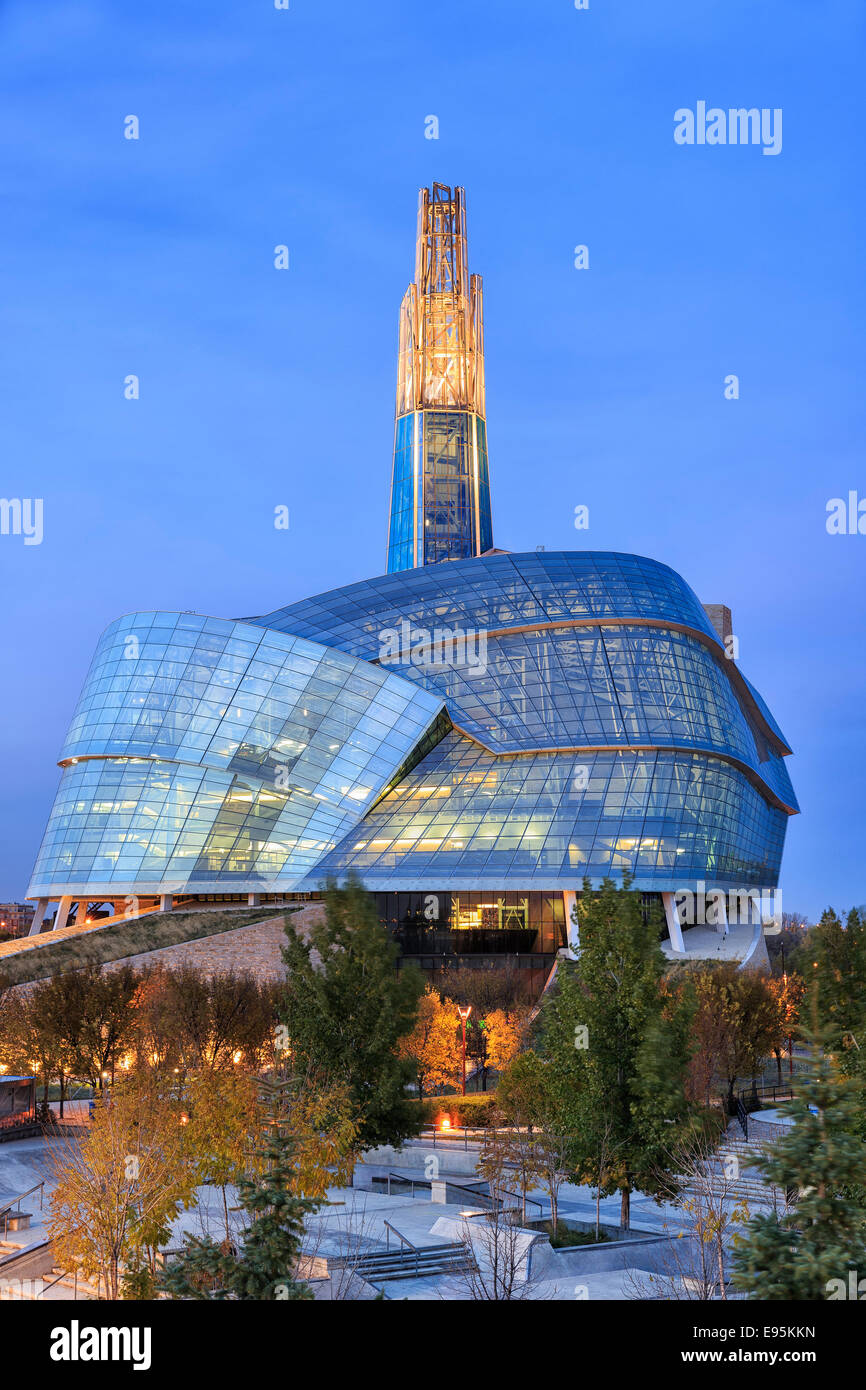 Museo canadese per i Diritti Umani al Museo nightCanadian per i Diritti Umani di notte, Winnipeg, Manitoba, Canada Foto Stock