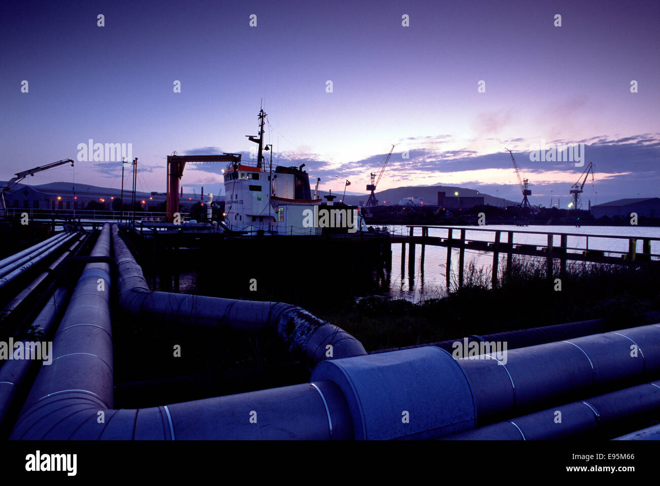 Nave olio di scarico a Belfast dock Foto Stock