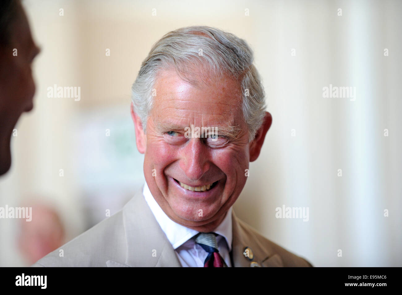 Un rilassato e sorridente il Principe Carlo durante un impegno pubblico nel Sussex Foto Stock