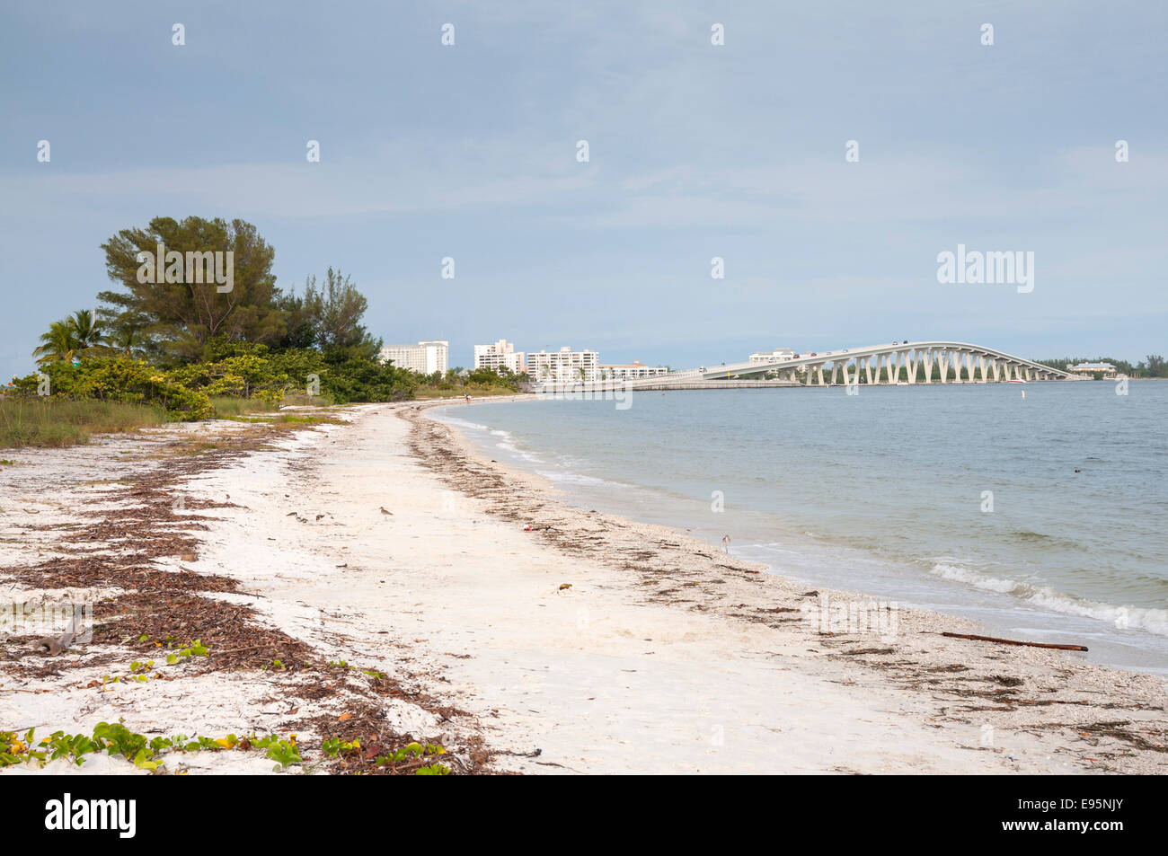 Sanibel Island Beach con Causeway in background, Florida, Stati Uniti d'America Foto Stock