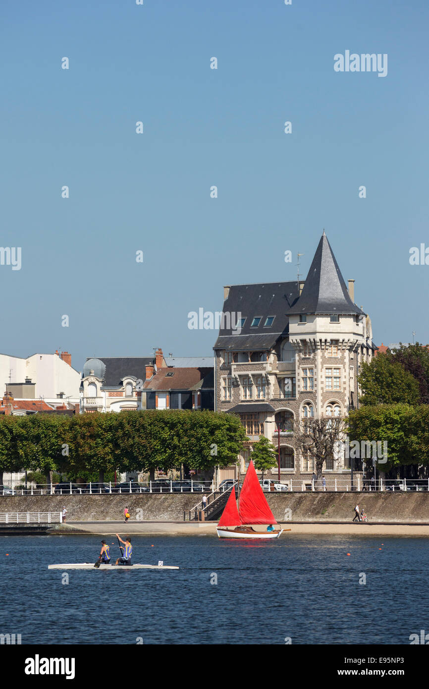 In estate, una rossa piccola barca a vela sul lago Allier (Vichy). Petit voilier à voiles rouges sur le Lac d'Allier, à Vichy. Foto Stock