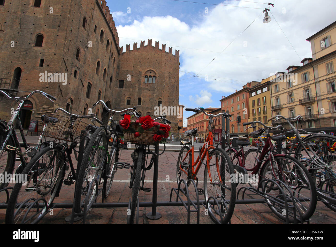 Fila di biciclette parcheggiate in Piazza Re Enzo'. Bologna, Emilia Romagna, Italia. Foto Stock