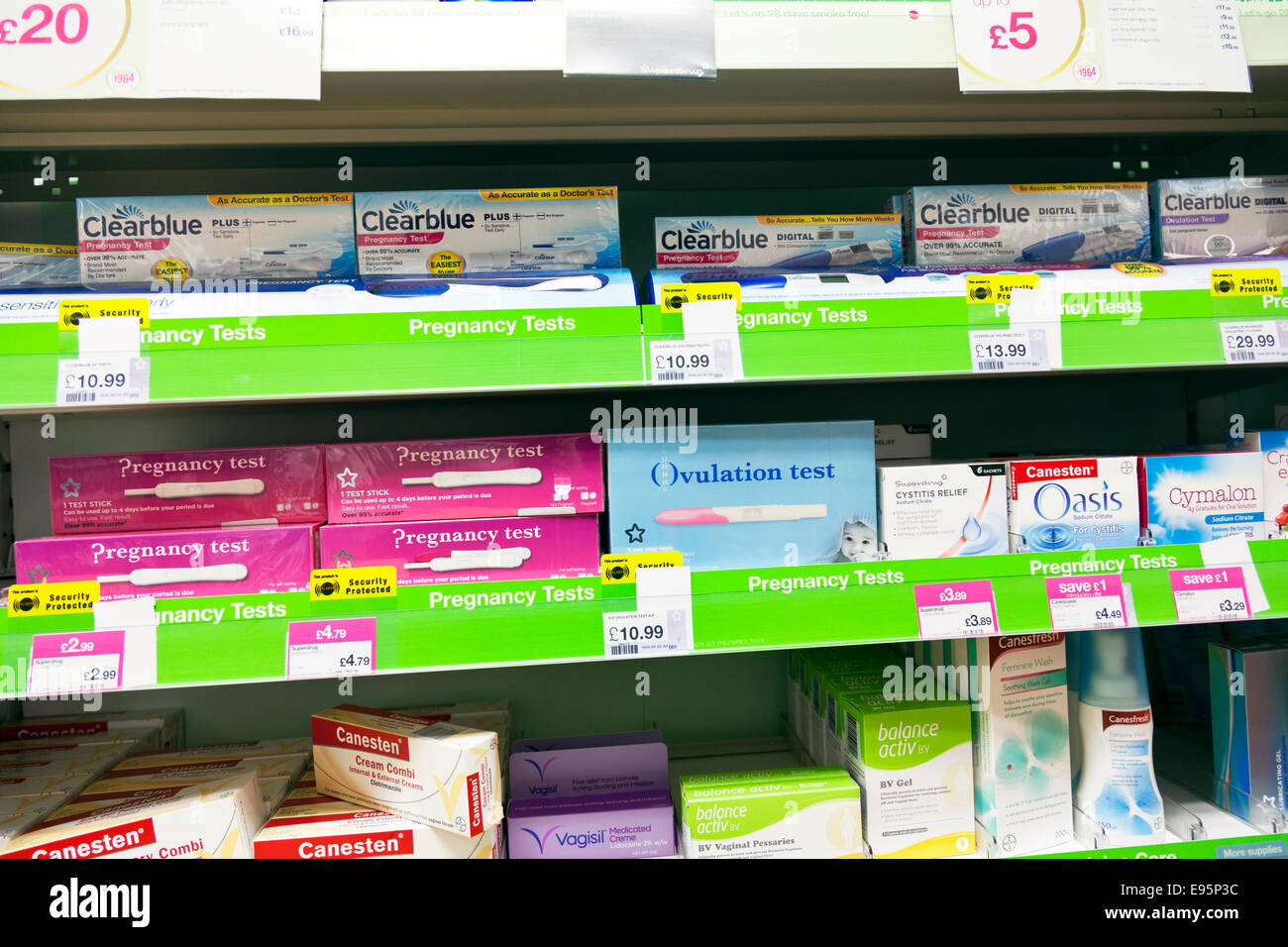 Kit di gravidanza test ovulazione clearblue stick canesten prodotto prodotti sul ripiano in farmacia farmacia store display interno Foto Stock
