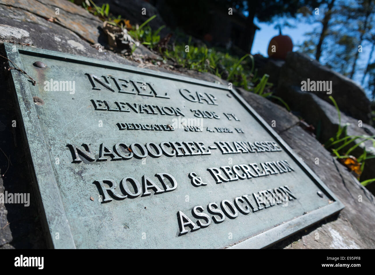 La dedizione al marcatore Neel Gap (aka Neels Gap) sulla Appalachian Trail lungo l'autostrada 129 vicino a Blairsville, Georgia, Stati Uniti d'America. Foto Stock