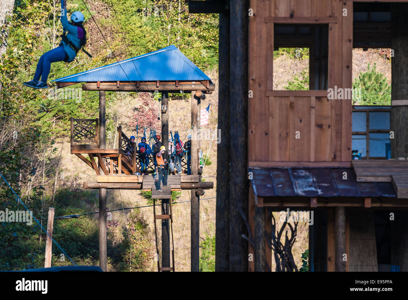 Ziplines in Helen, Georgia offrono divertimento all'aperto per i più avventurosi i visitatori lungo il fiume Chattahoochee in Blue Ridge Mountains. Foto Stock