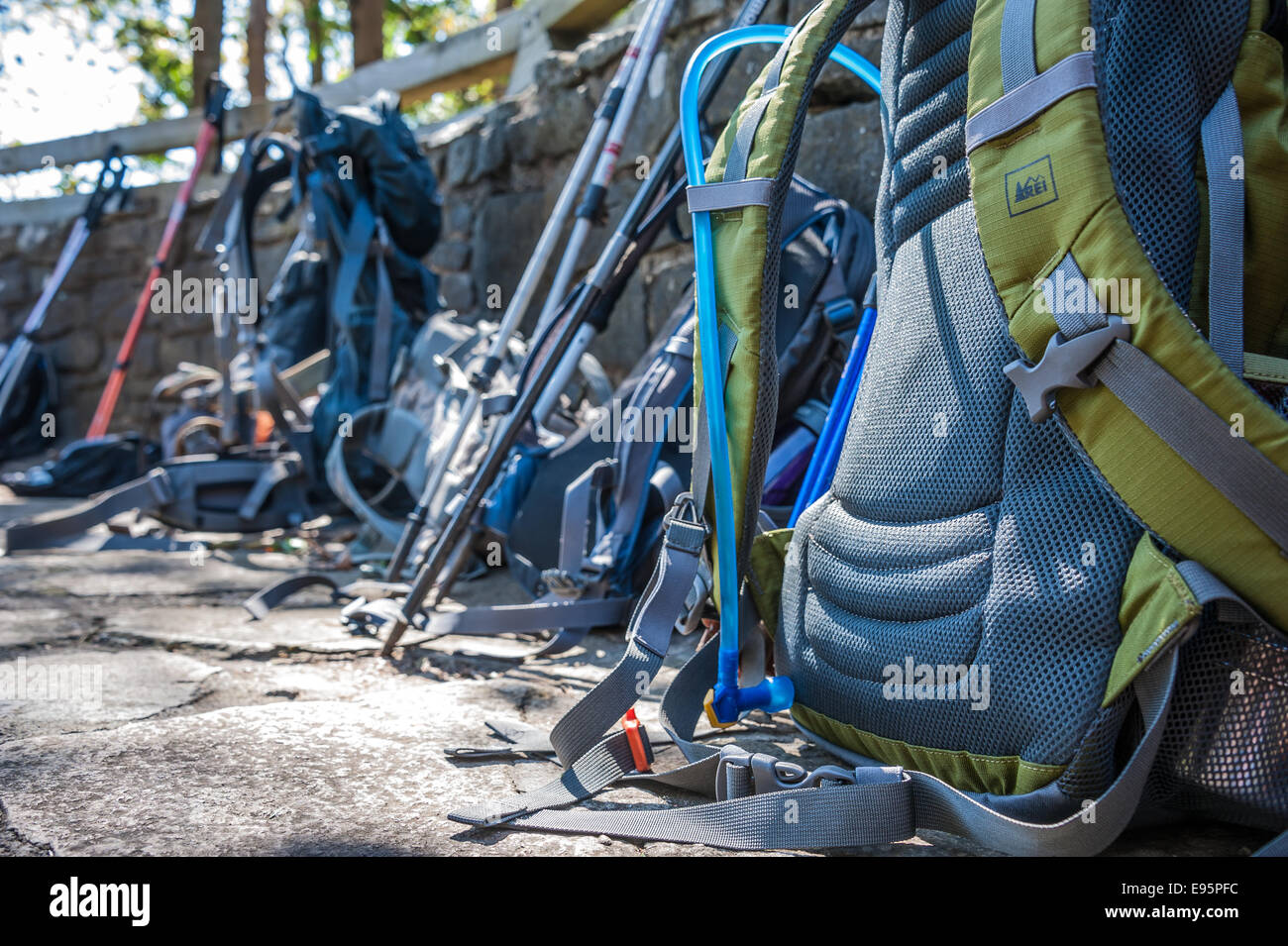 Gli escursionisti' Zaini e bastoni linea il muro di pietra del si affacciano a Neels divario sulla Appalachian Trail nel nord della Georgia. Foto Stock
