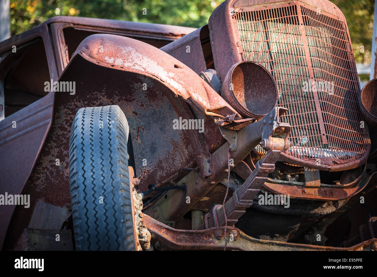 Vecchio arrugginito Ford a Pappy di Trading Post e Gelateria in Blue Ridge Mountains a Blairsville, Georgia, Stati Uniti d'America. Foto Stock