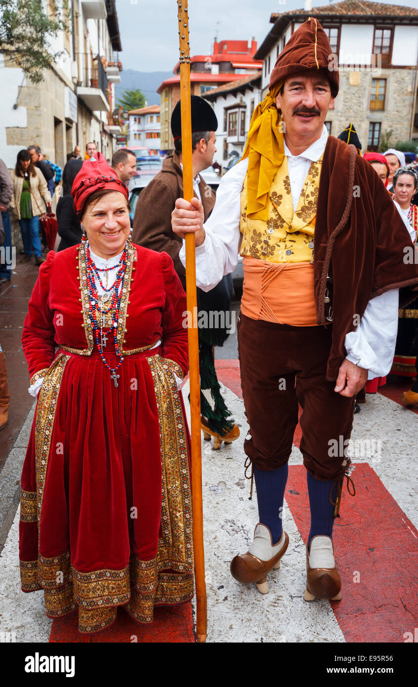 La gente in costume regionale. Orujo fiera. Potes village, Comarca di Liebana. Cantabria, Spagna, Europa. Foto Stock