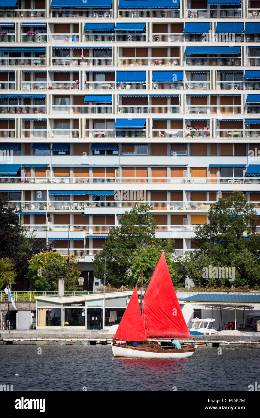 In estate, una rossa piccola barca a vela sul lago Allier (Vichy). Petit voilier à voiles rouges sur le Lac d'Allier, à Vichy. Foto Stock