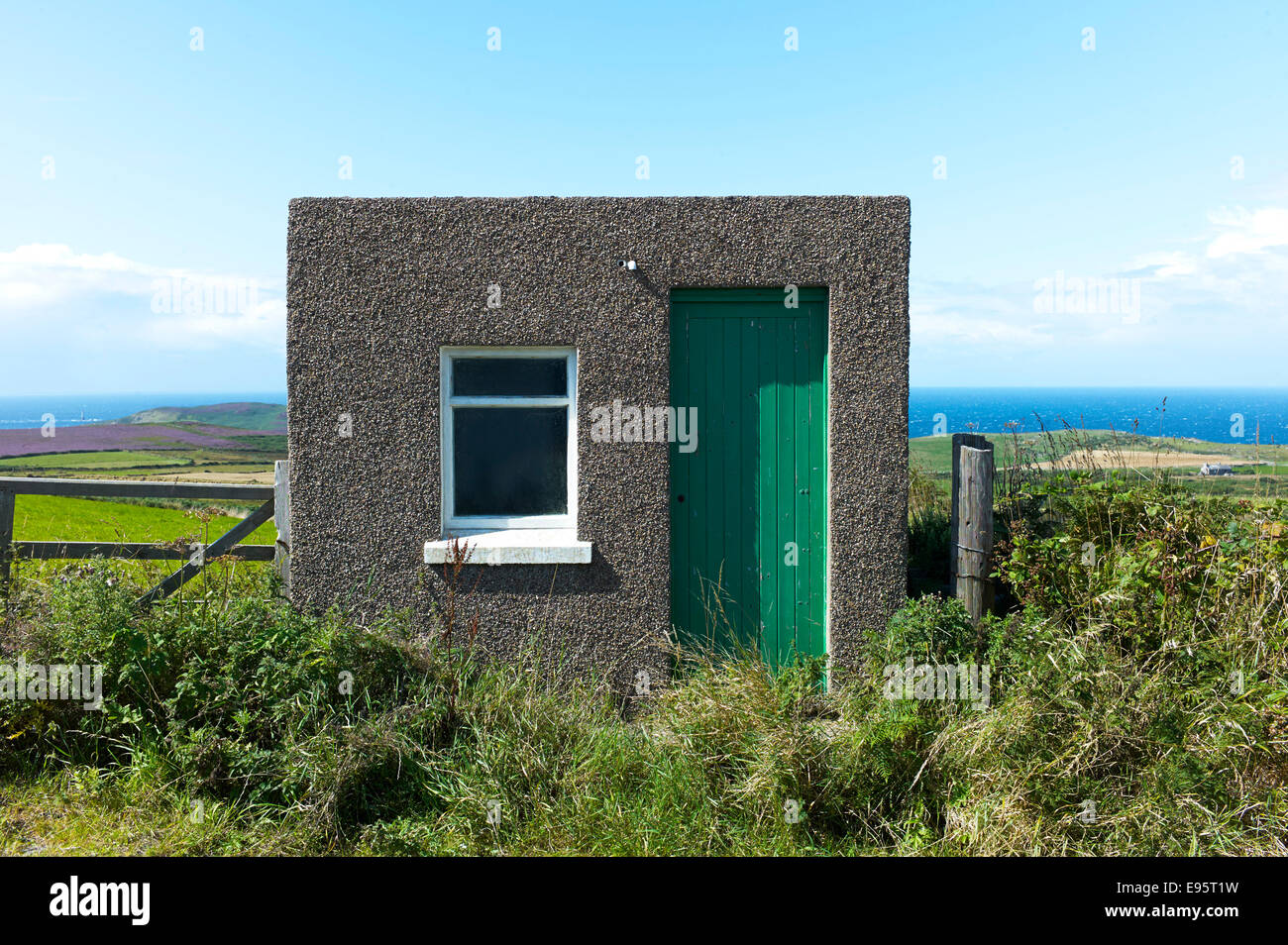 Piccolo edificio sull'Isola di Man che si affaccia sul mare irlandese Foto Stock