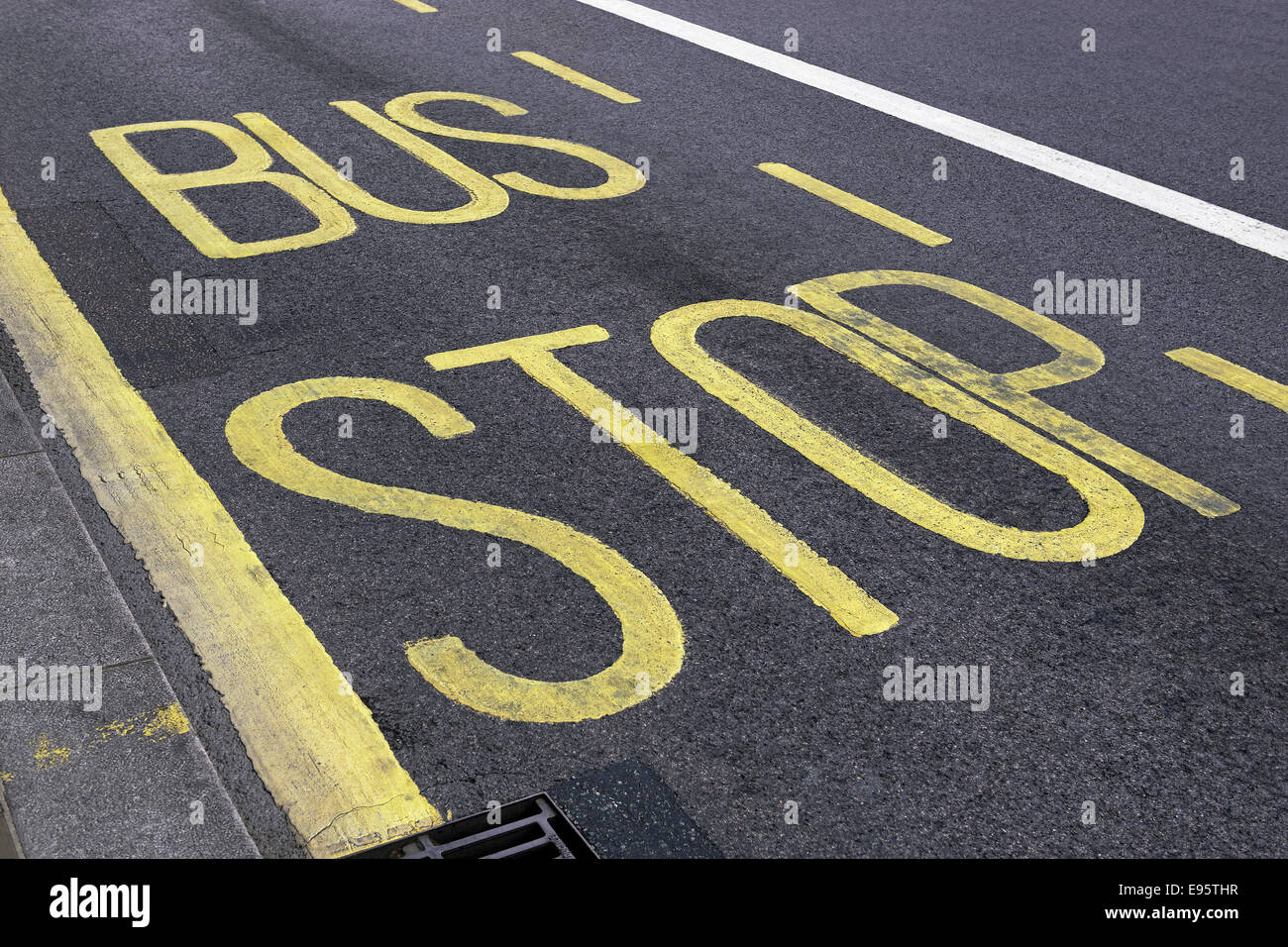 Fermata bus dipinta su una strada asfaltata, Londra, Regno Unito. Foto Stock