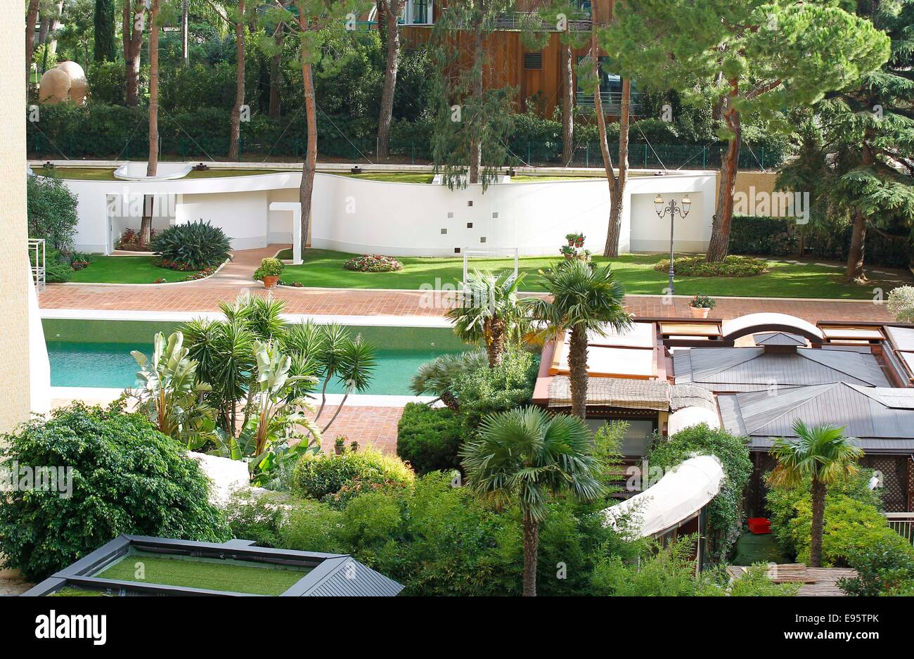 Monte Carlo, Monaco. 20 ottobre, 2014. Il Grattacielo Roccabella, dove F1 pilota Nico Rosberg e Lewis Hamilton live. Altri (ex) residenti includono Keke Rosberg, Mika Haekkinen, Karl Lagerfeld, Boris Becker, Shirley Bassey, Ringo Starr, Eddie Jordan. Credito: dpa picture alliance/Alamy Live News Foto Stock