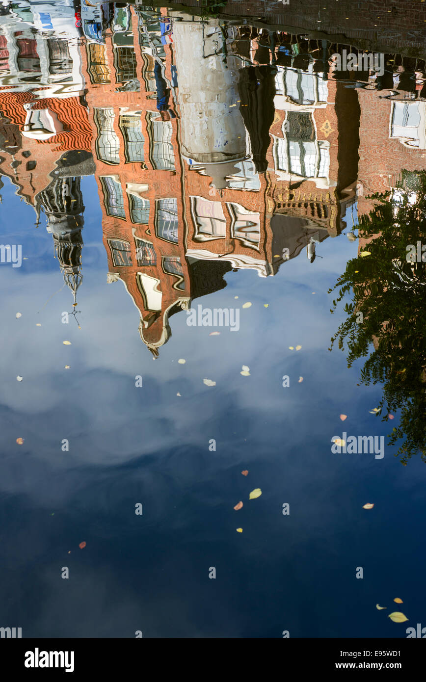 La riflessione di edifici lungo un canale di Amsterdam, Paesi Bassi Foto Stock