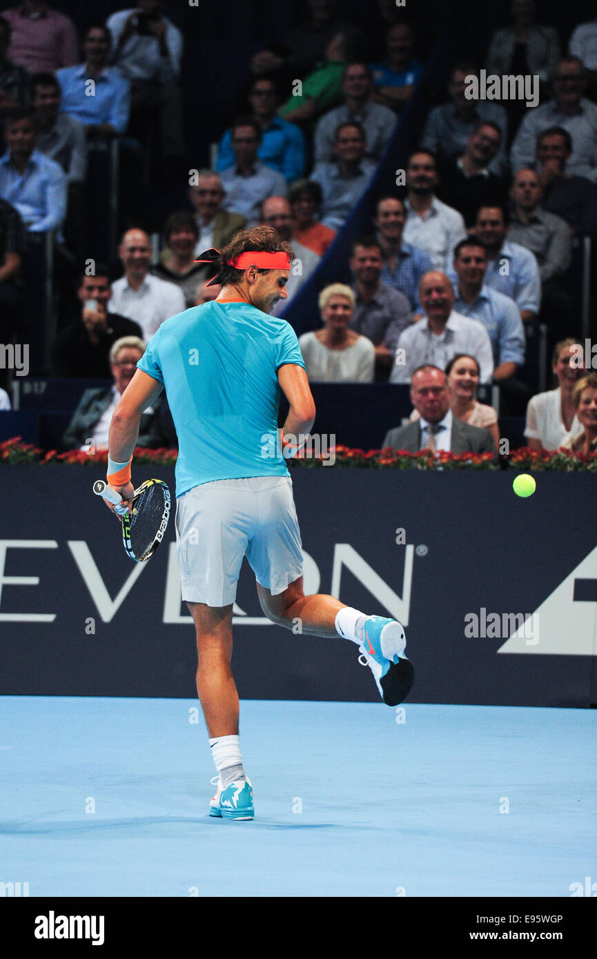 Basel, Svizzera. 20 ottobre, 2014. Rafael Nadal mandare la palla a un ballboy con un tallone posteriore durante una partita del 1° round del Swiss interni a St. Jakobshalle. Credito: Miroslav Dakov/Alamy Live News Foto Stock