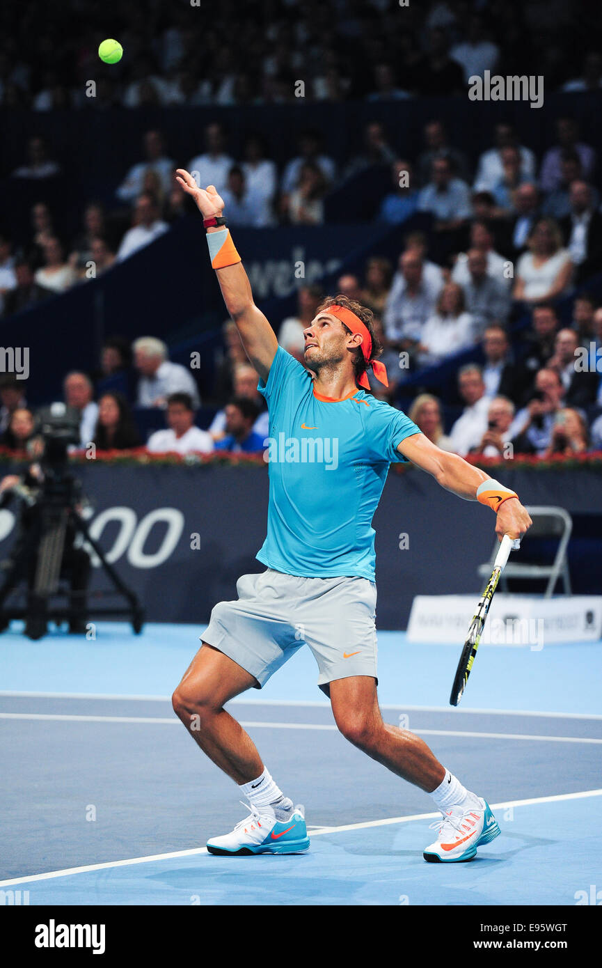 Basel, Svizzera. 20 ottobre, 2014. Rafael Nadal serve durante una partita del 1° round del Swiss interni a St. Jakobshalle. Credito: Miroslav Dakov/Alamy Live News Foto Stock