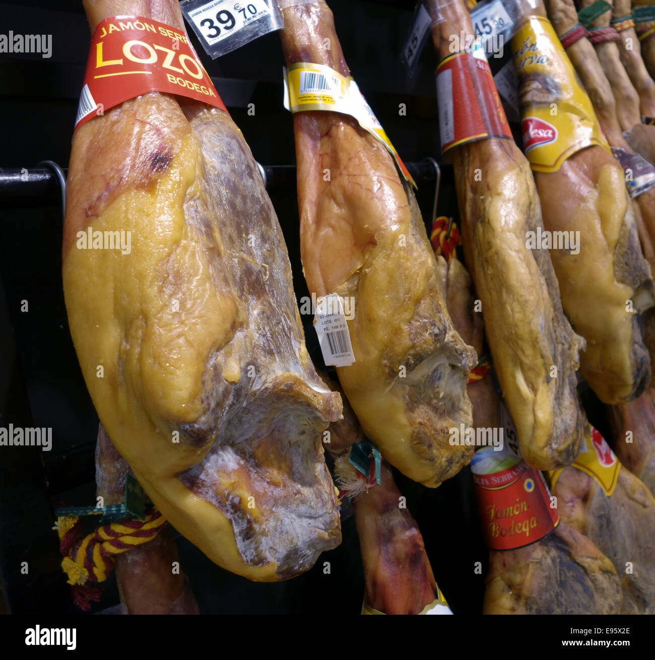 Un display di diverse marche di prosciutto spagnolo, jamon serrano in un supermercato in Spagna. Foto Stock