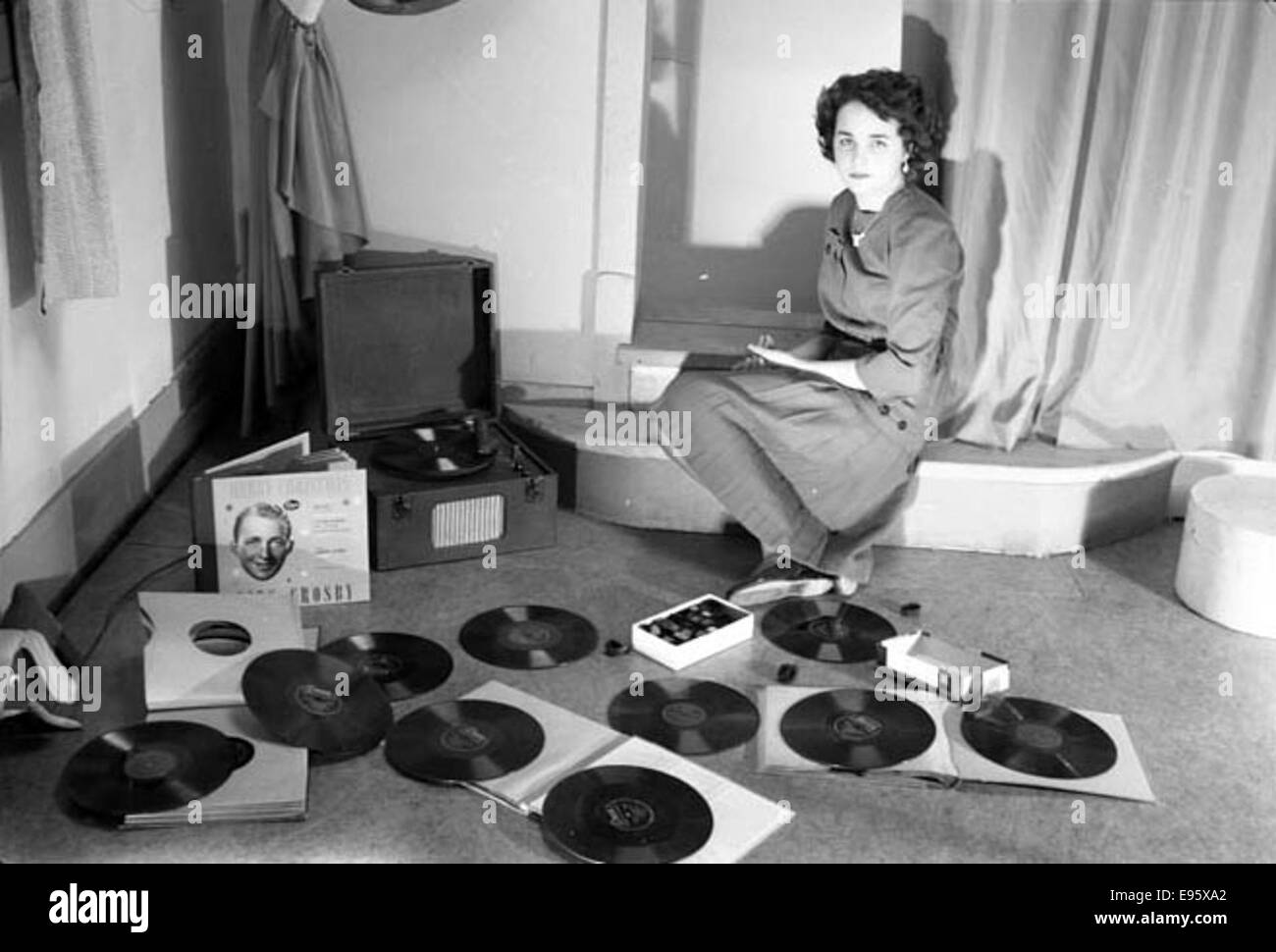 Una giovane donna in posa con dischi in vinile e un record giocatore. 1940s-1950s 21/4 x 31/4 negativo questo è uno di 54 foto in album "Fort Macleod's Anonymous". La maggior parte sono girati in Fort Macleod, Alberta nel tardo Foto Stock