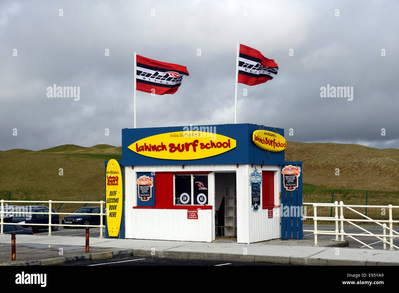 Scuola di surf shop hut shack capannone lahinch lehinch Clare Irlanda surf surfer imparare insegnare insegnamento tempestoso giorno Foto Stock