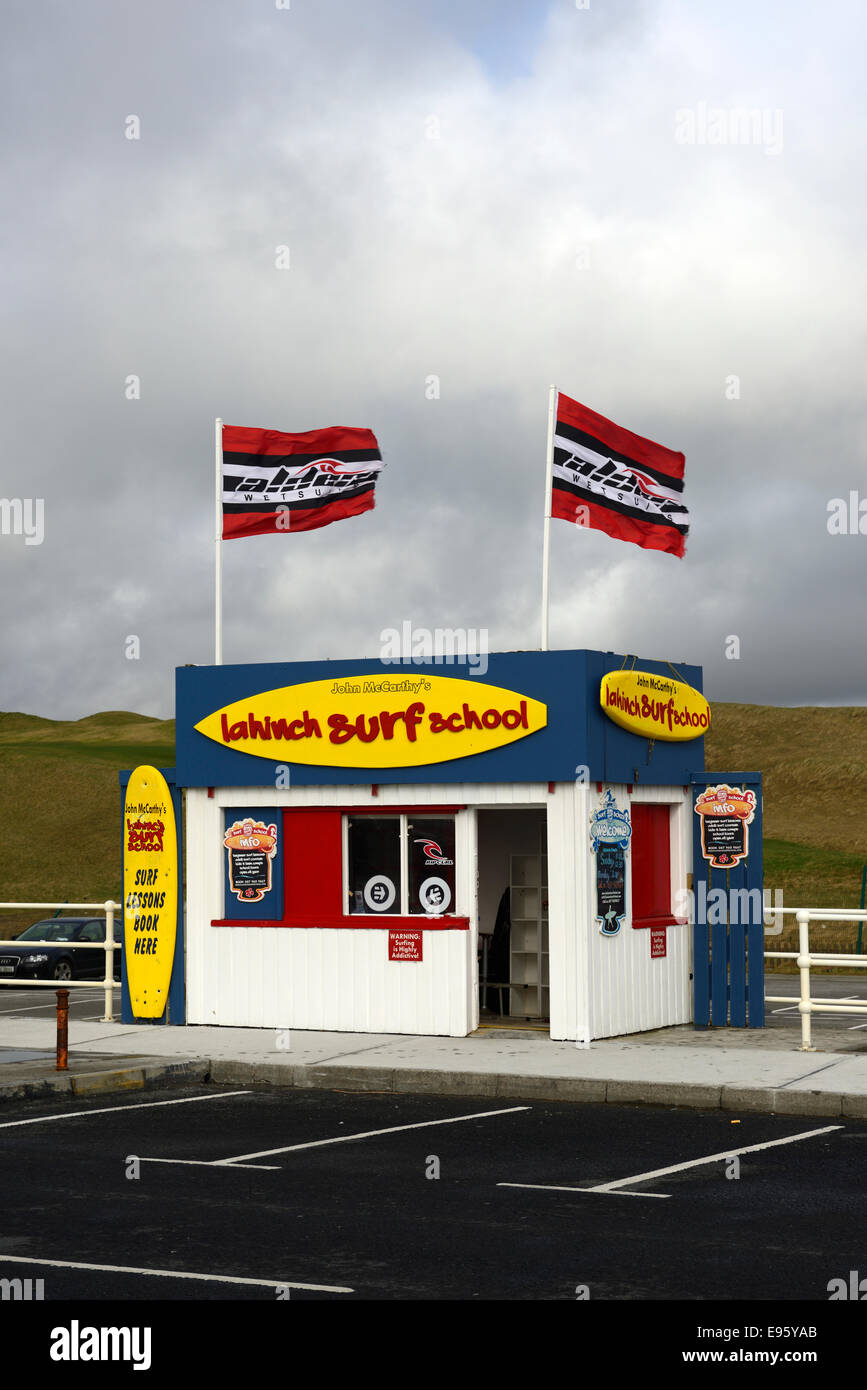 Scuola di surf shop hut shack capannone lahinch lehinch Clare Irlanda surf surfer imparare insegnare insegnamento tempestoso giorno Foto Stock