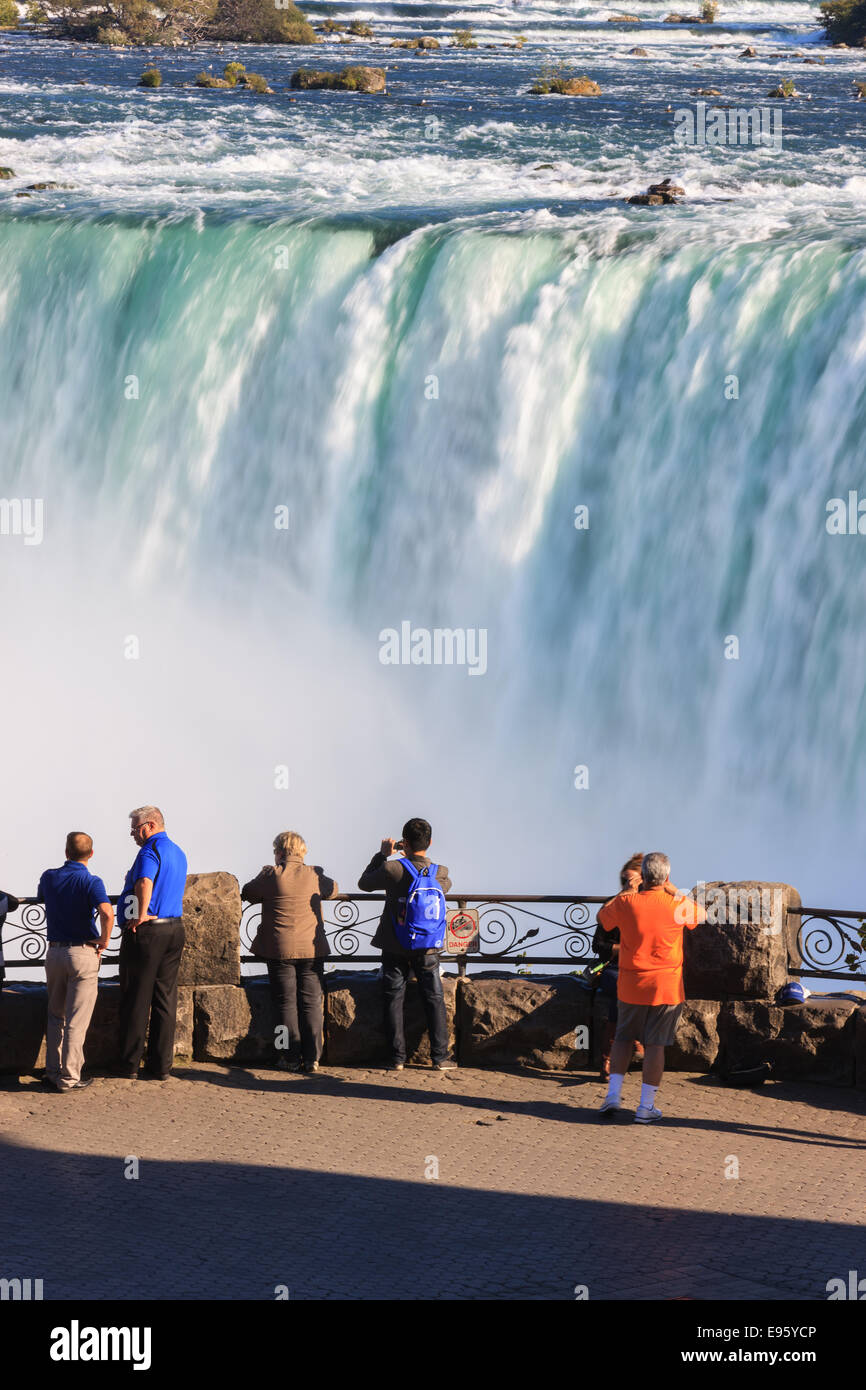 I turisti che si affacciano e godendo della vista Cascate Horseshoe, parte del Niagara Falls, Ontario, Canada. Foto Stock