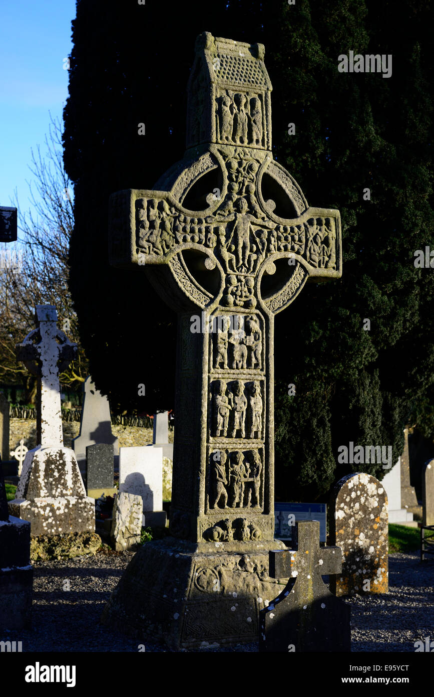 Luce della Sera sulla croce di Muiredach un famoso del decimo secolo testa ruota cross a Monasterboice contea di Louth in Irlanda Foto Stock