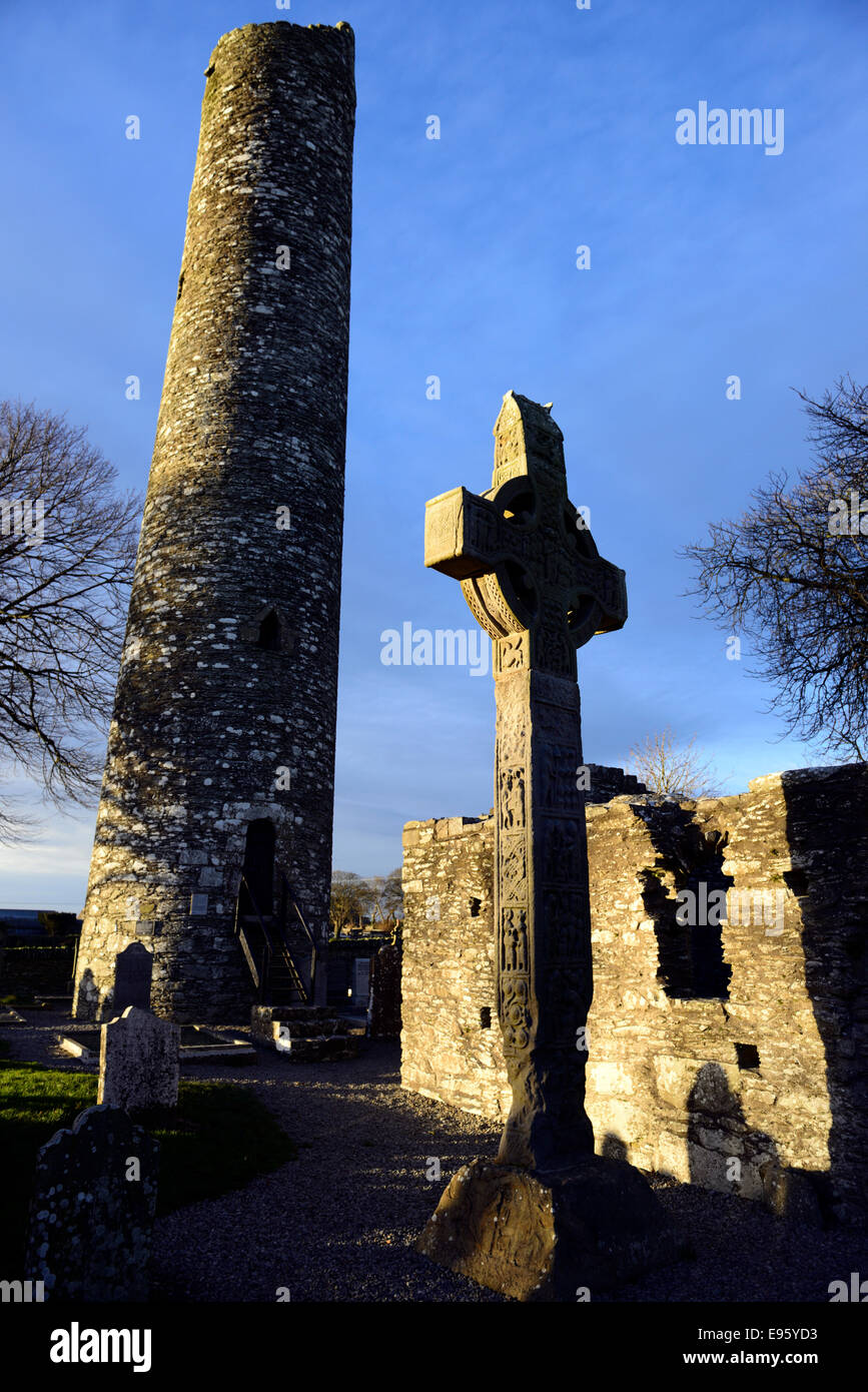 Luce della Sera sulla croce di Muiredach e torre rotonda del X secolo la testa ruota cross a Monasterboice contea di Louth in Irlanda Foto Stock