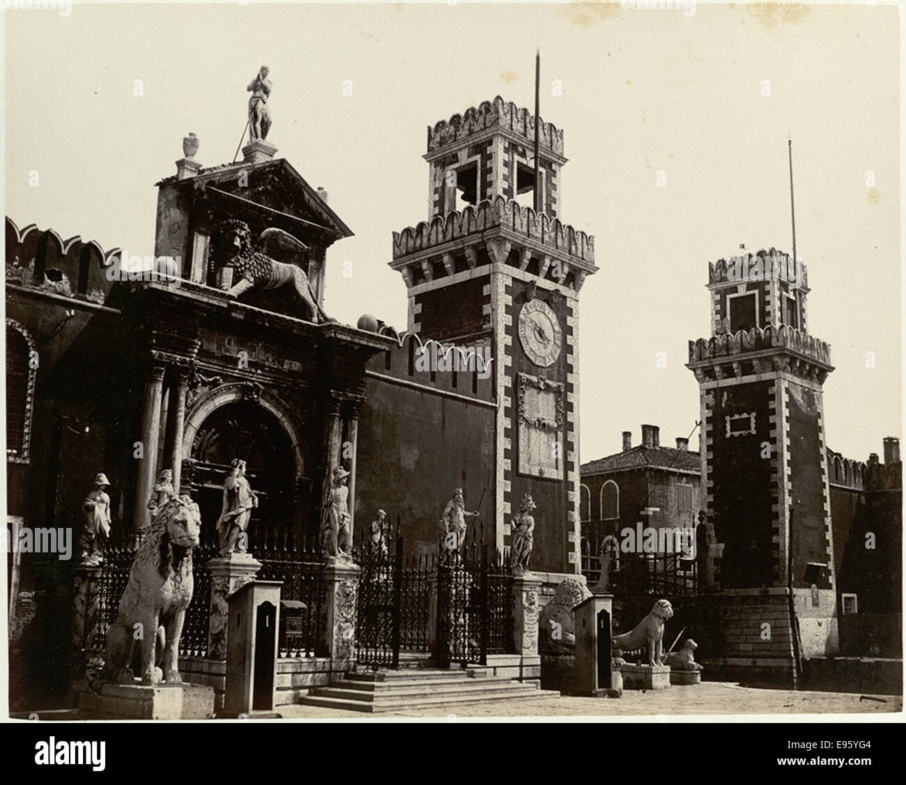 Questa fotografia mostra l'Arsenale di Venezia, una delle più antiche e famose strutture navali del mondo. L'Arsenale fu cruciale nella storia marittima di Venezia e fu un centro di costruzione navale durante la Repubblica di Venezia. Foto Stock