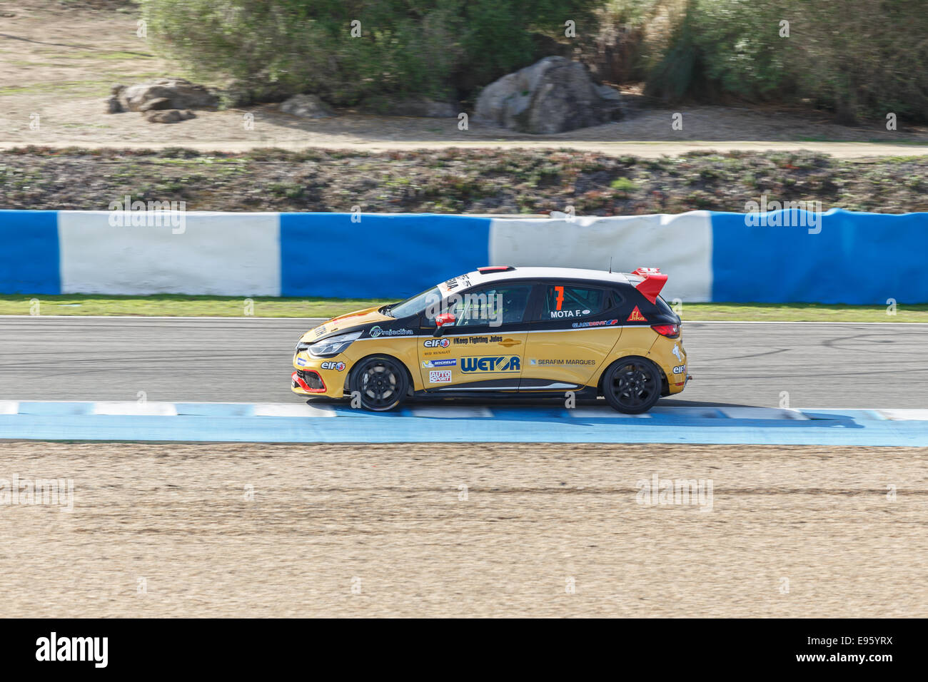 Fabio Mota di Lema Racing Team spinge la sua auto durante la sessione di qualifica in pista a Jerez Foto Stock